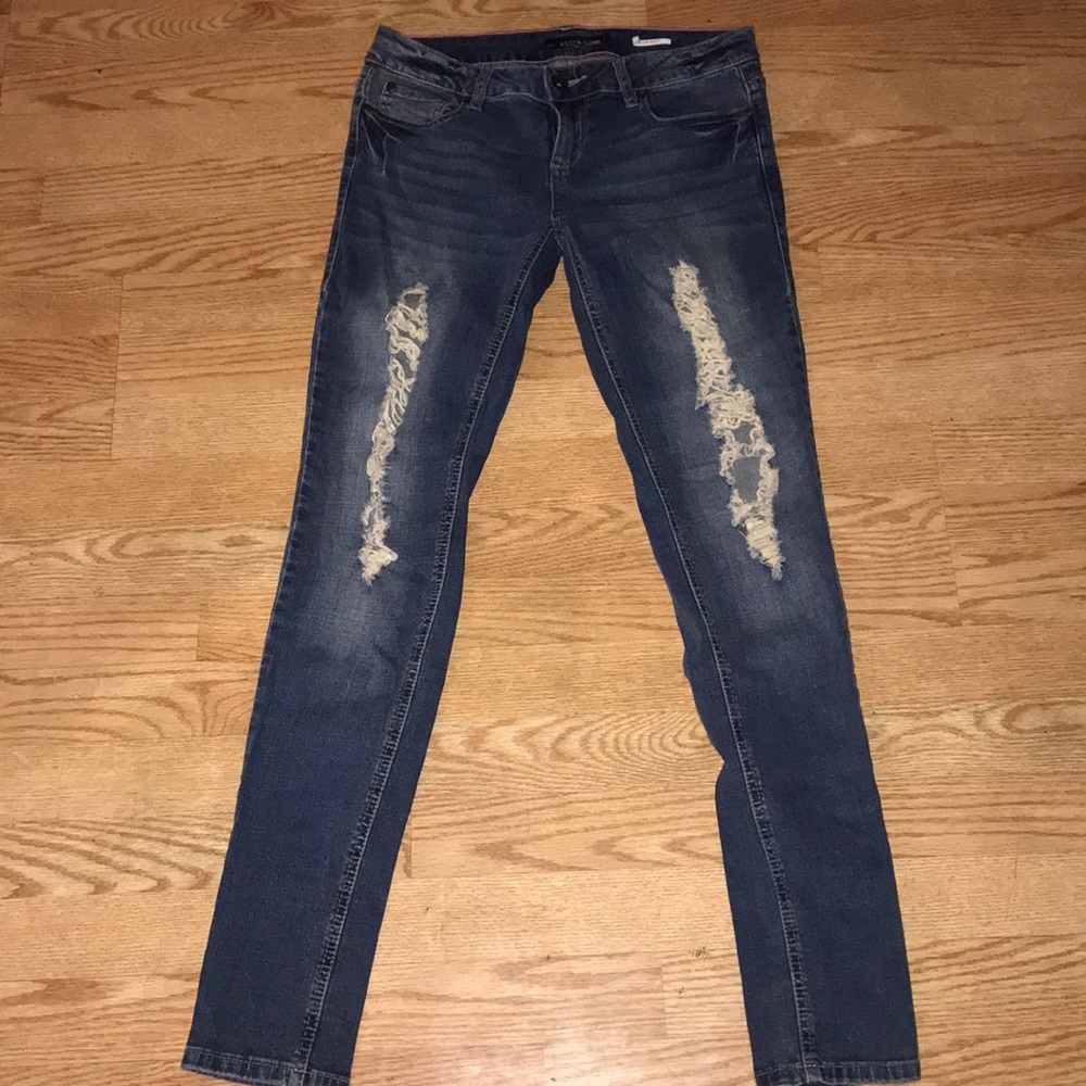 Ripped leg skinny jeans
